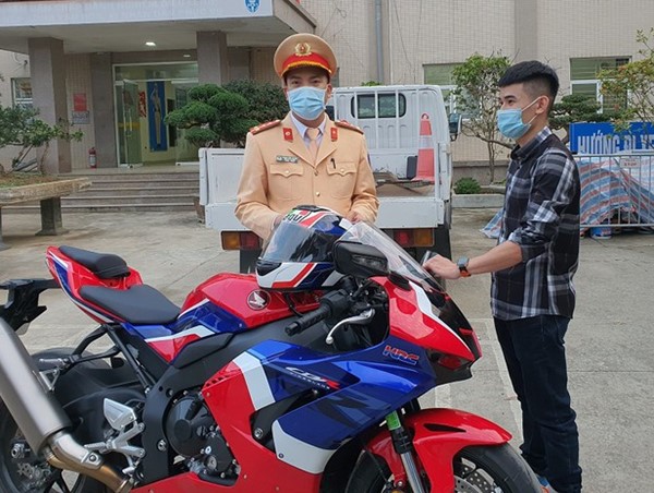 Tài xế phóng mô tô gần 300km/h trên Đại lộ Thăng Long khai nhận vì muốn thử chất lượng xe