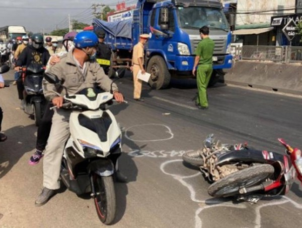 Tai nạn giao thông mới nhất hôm nay 12/3: Va chạm với xe tải, học sinh lớp 8 tử vong tại chỗ