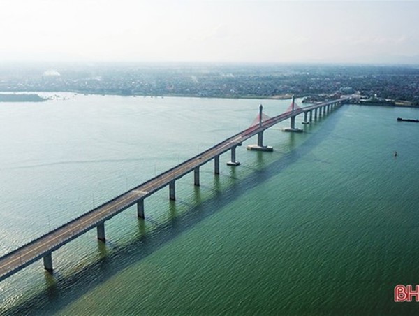 Sắp thông xe cây cầu dài nhất miền Trung