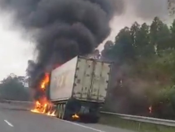 Xe container chở hàng đông lạnh cháy dữ dội trên Cao tốc Nội Bài - Lào Cai