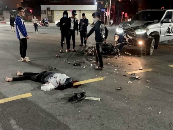Xe máy va chạm ô tô khiến 2 thanh niên tử vong