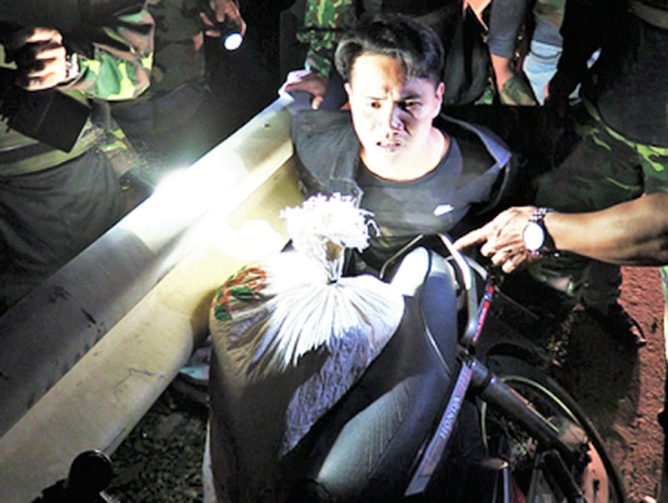 Hà Tĩnh: Bắt thanh niên chở cả bao tải ma túy bằng xe máy