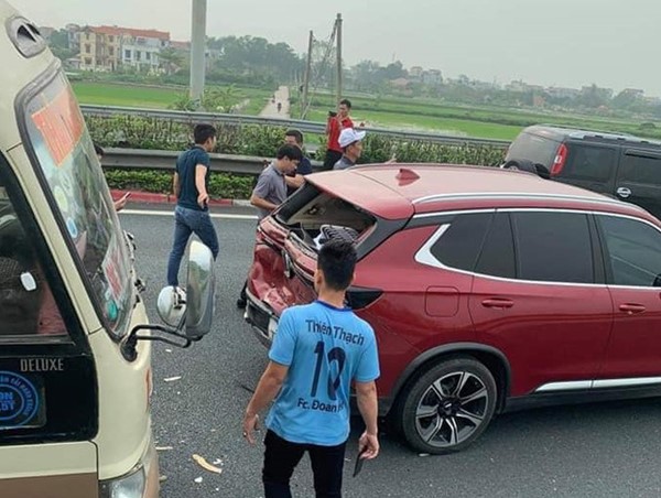 Tai nạn 4 ô tô "dồn toa", cao tốc Pháp Vân - Cầu Giẽ ùn tắc kéo dài