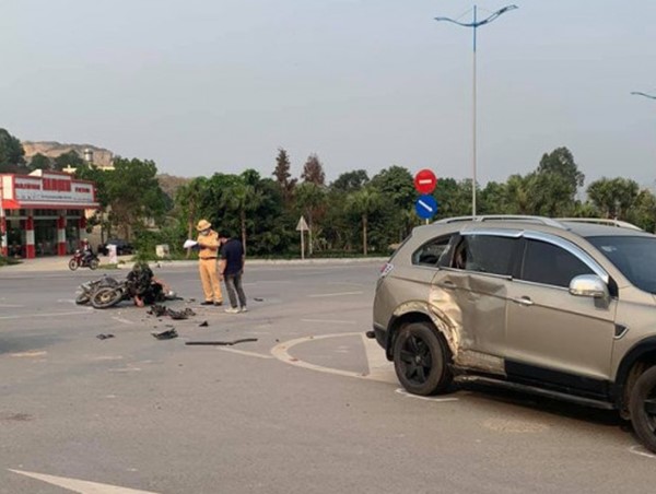 Xe máy tông ô tô tại điểm đen tai nạn giao thông