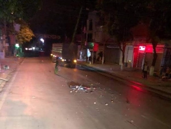 Xe máy va chạm xe đầu kéo, nam thanh niên tử vong trên Quốc lộ 6