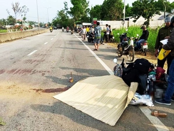 Quay lại lấy mũ bảo hiểm, người phụ nữ bị xe tải tông tử vong