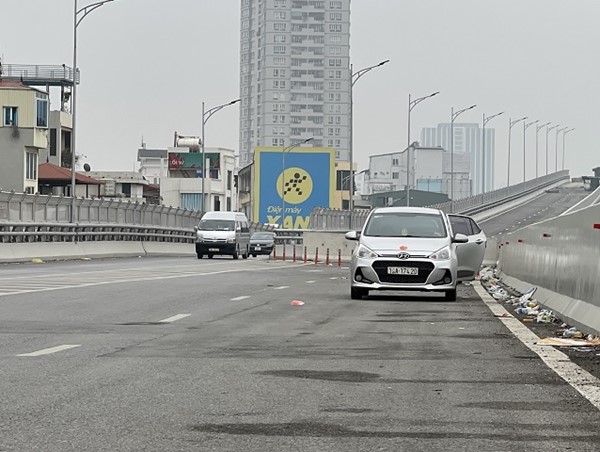 [Điểm nóng giao thông] Dừng đỗ xe bừa bãi tại đường Vành đai 2 trên cao