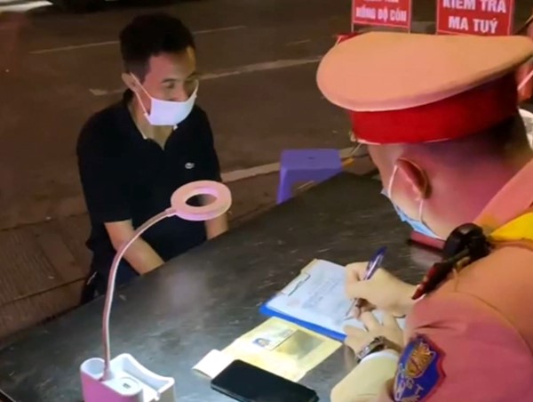 Cảnh sát giao thông xử phạt nồng độ cồn xuyên đêm trên cao tốc Pháp Vân - Cầu Giẽ