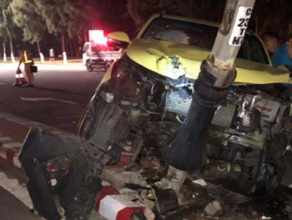 Tài xế ngủ gật, taxi nát đầu sau pha húc cực mạnh vào cột đèn