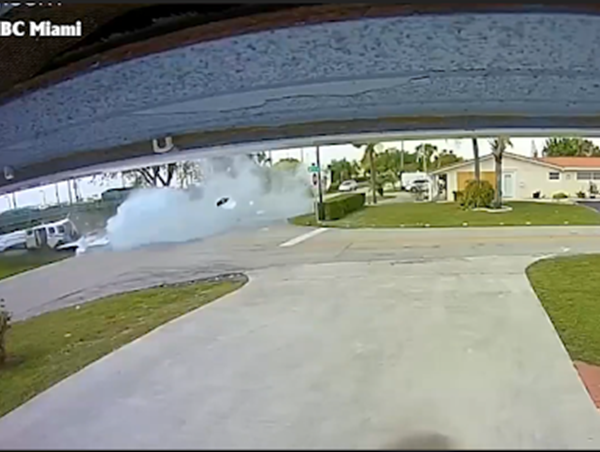 [Clip] Kinh hoàng máy bay rơi trúng ô tô đang đi trên đường