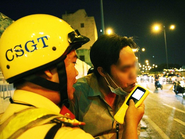 Muôn vàn kiểu chống đối khi kiểm tra nồng độ cồn: Phải xử lý nghiêm minh