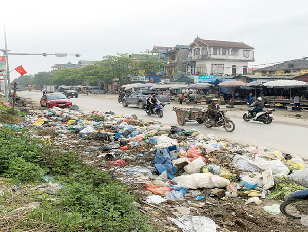 “Núi” rác tồn tại trên Quốc lộ 6: Nhiều bất cập trong đấu thầu