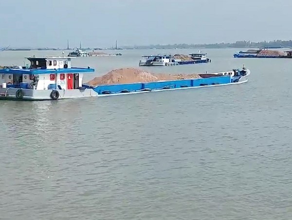 An Giang: Bắt nhiều sà lan chở cát lậu trên sông