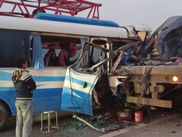 Tai nạn giao thông mới nhất hôm nay 16/3: Xe khách tông đuôi xe đầu kéo, 2 người chết, 20 người bị thương