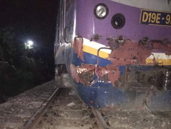 Đầu máy trật bánh, đường sắt ách tắc sau tai nạn với xe container