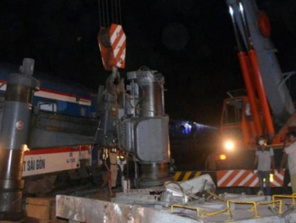 [Clip] Thót tim tàu SE21 đâm ngang xe đầu kéo ở Cây Cầy - Khánh Hòa