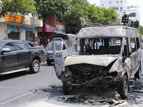 Ô tô 16 chỗ bốc cháy ngùn ngụt giữa phố ở Đà Nẵng