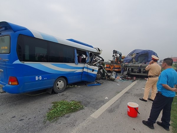 Nghệ An: Tạm giữ hình sự tài xế xe khách gây tai nạn nghiêm trọng khiến 2 người chết