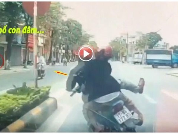 [Clip] Va chạm với ô tô, 2 bố con phi xe băng qua đường lao thẳng vào nhà dân