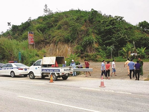 Phá hộ lan cao tốc làm nơi kinh doanh: Hành vi phải bị nghiêm trị