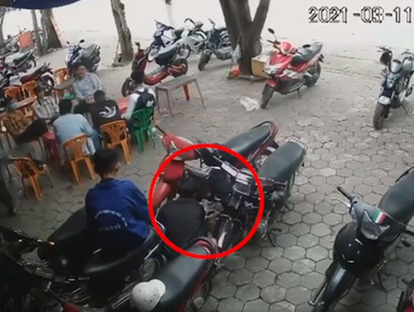 [Clip] Hành động tệ hại của nam thanh niên khi dập lửa xăng xe bằng nước