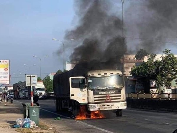 Xe đầu kéo bốc cháy dữ dội trên Quốc lộ 1A