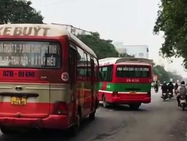 Hãi hùng cảnh 2 xe buýt đánh võng, chèn nhau ở Vinh