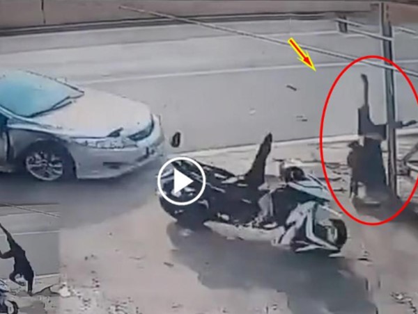 [Clip] Khoảnh khắc nam thanh niên bị thương nặng sau khi đâm vào xe ô tô đang rẽ không xi nhan xin đường