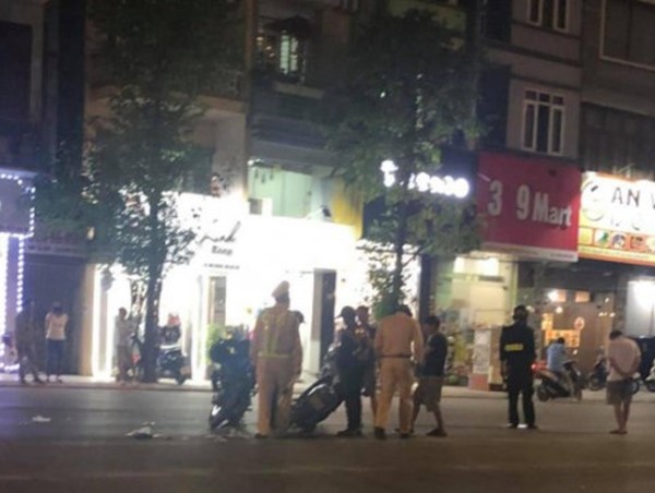 Xe máy tốc độ cao tông xe máy sang đường, hai người bị thương nặng