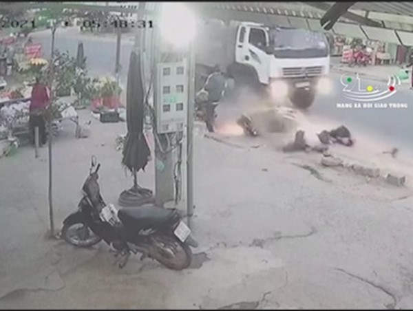[Clip] Hai người đi xe máy sang đường, bị xe tải đâm trực diện