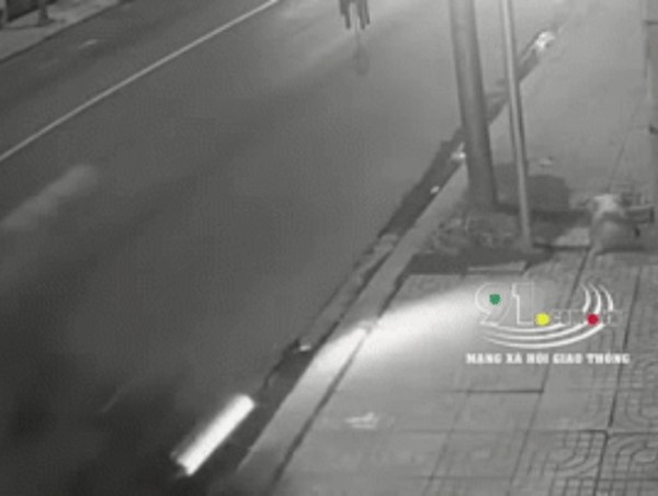 [Clip] Phóng nhanh lao vào cột điện, nam thanh niên tử vong tại chỗ