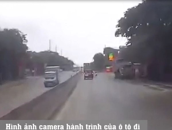 [Clip] Rùng mình xe limousine phóng nhanh, đâm bay người đi xe máy sang đường thiếu quan sát