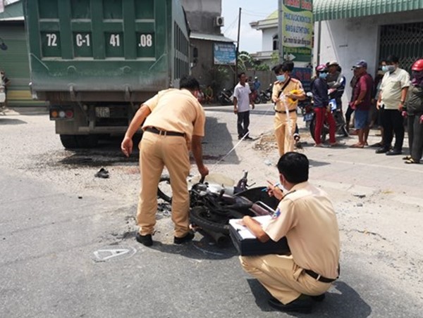 Tai nạn giao thông mới nhất hôm nay 19/3: Va chạm với xe tải chở cát, người đàn ông bị cán tử vong