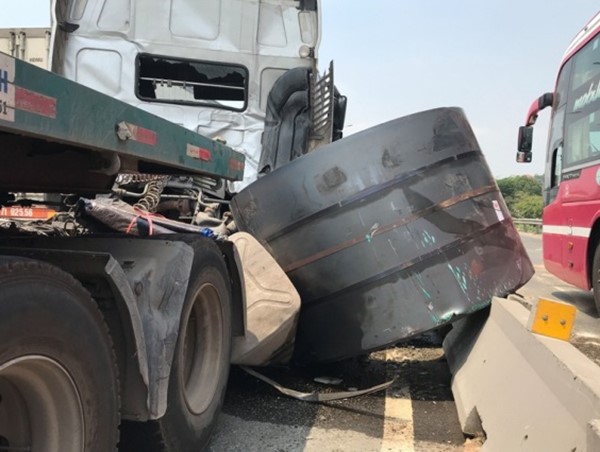 Cuộn thép 20 tấn rơi giữa đường, quốc lộ 1 ùn tắc 3 km