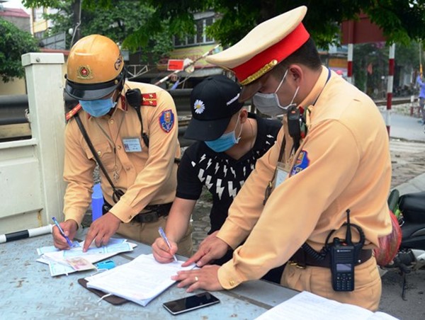 Xử phạt vi phạm giao thông: Tăng tiền phạt là cần thiết nhưng chưa đủ