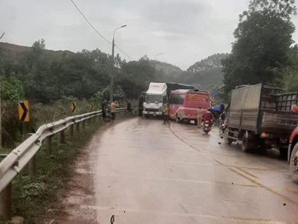 Tai nạn liên hoàn giữa 3 ô tô trên quốc lộ 18 khiến 5 người bị thương