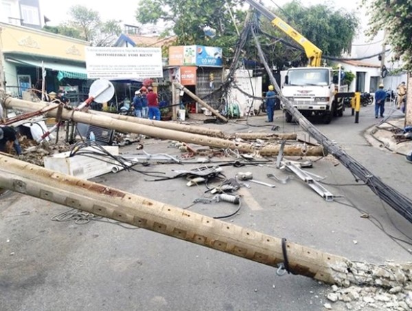 Tài xế người nước ngoài lái ô tô tông đổ 5 cột điện ở Thảo Điền           