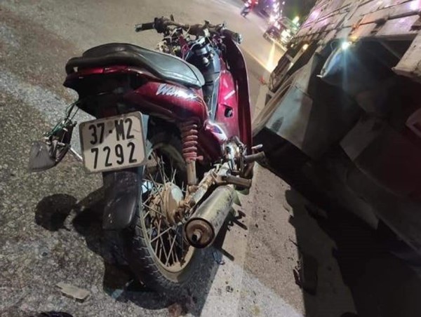 Xe máy chở 3 đâm ô tô tải, một học sinh lớp 8 tử vong