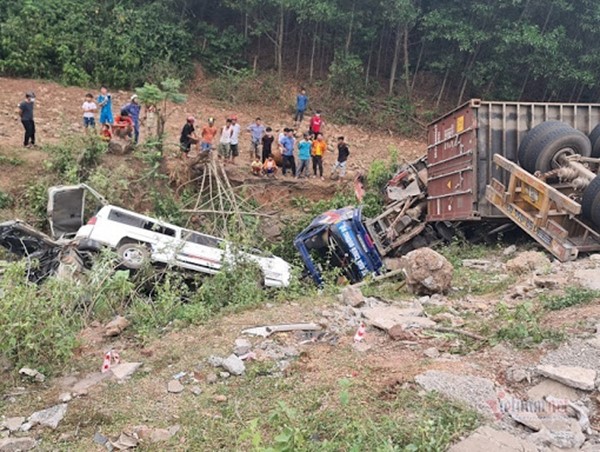 [Clip] Kinh hoàng xe container đâm liên hoàn khi đổ đèo, 5 xe ôtô rơi xuống vực