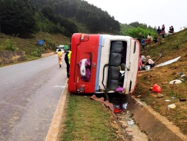 Tai nạn giao thông mới nhất hôm nay 21/3: Lật xe khách trên Quốc lộ 6, 1 người chết, 1 người nguy kịch