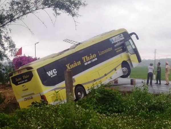 Xe khách va chạm xe máy, 1 người chết, hàng chục người hoảng loạn