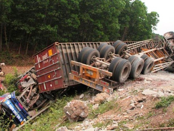 Tai nạn liên hoàn trên Quốc lộ 9 khiến 10 người thương vong