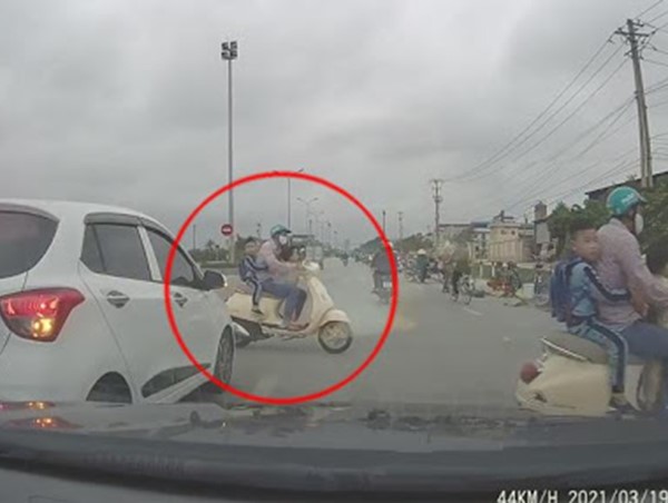 [Clip] Thót tim với ông bố chở 2 con tạt ngang đầu xe ô tô