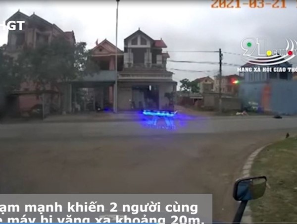 [Clip] Sang đường thiếu quan sát, 2 xe máy va chạm kinh hoàng và văng xa hàng chục mét