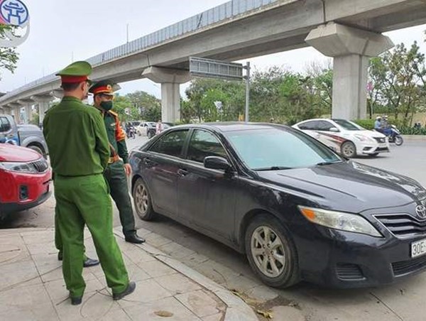 Dừng đỗ xe giữa ngã tư, tài xế nghi say rượu hành hung cảnh sát giao thông