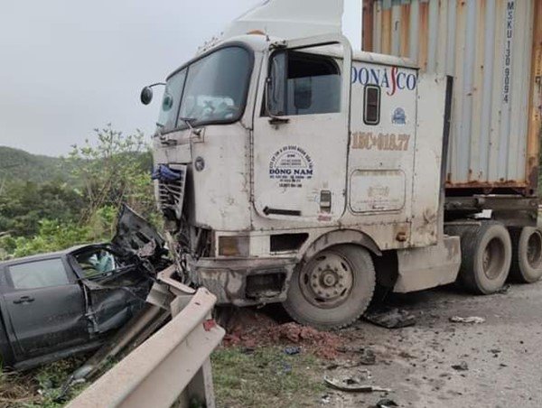 Ô tô bán tải bẹp dúm sau va chạm với xe đầu kéo, 1 người bị thương