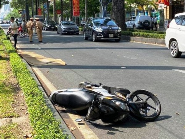 Tai nạn giao thông mới nhất hôm nay 22/3: Đi xe máy ngã vào làn ô tô, người nước ngoài thiệt mạng