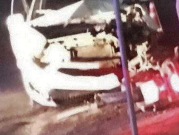 Xe ô tô lấn làn gây tai nạn khiến 2 người thương vong