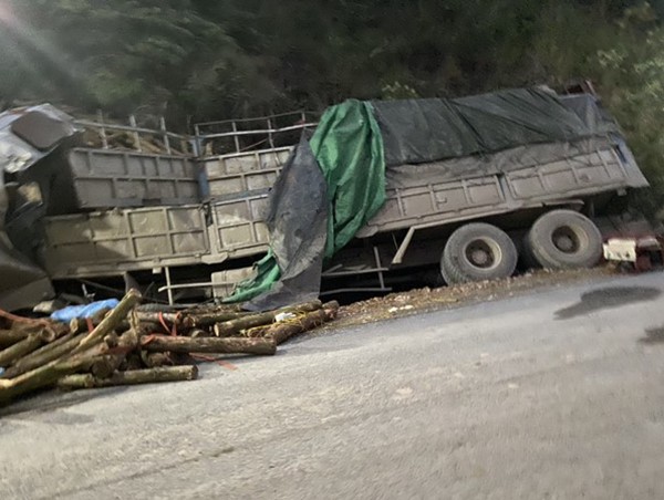 Xe tải lao vào taluy dương khiến ít nhất 6 người tử vong