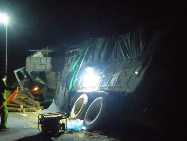 Thông tin mới nhất vụ xe tải chở keo đâm vào vách núi khiến 7 người tử vong